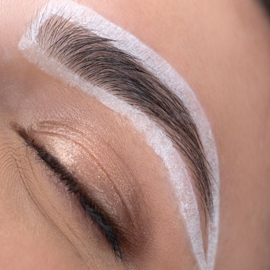 Pâte à sourcils sur peau